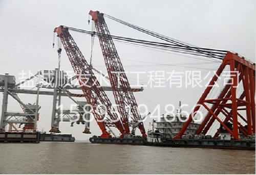 2014年“秦航工1”成功吊裝國內(nèi)zui大卸船機(jī)